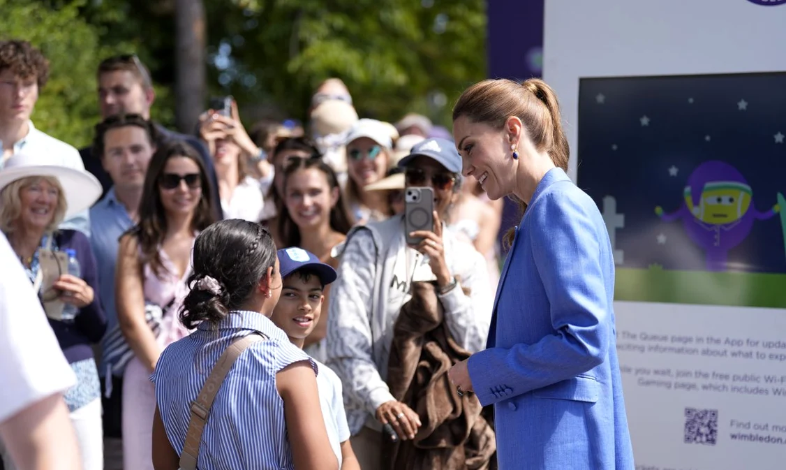  Prințesa Kate stă de vorbă cu publicul