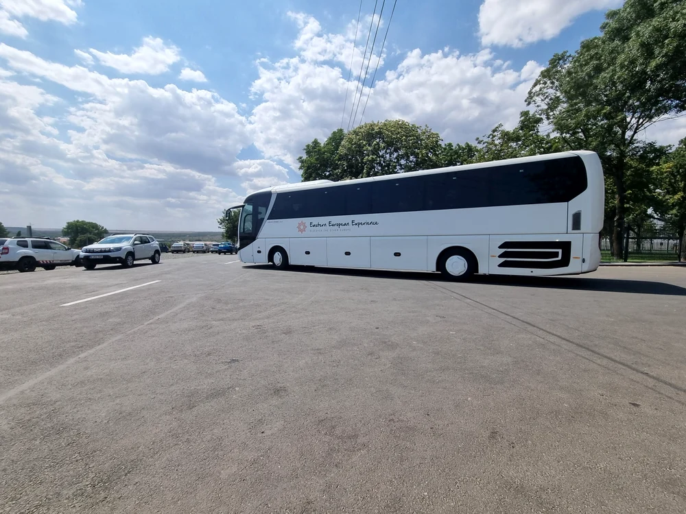 Autocarele pline cu turiști străini în curtea cramei 