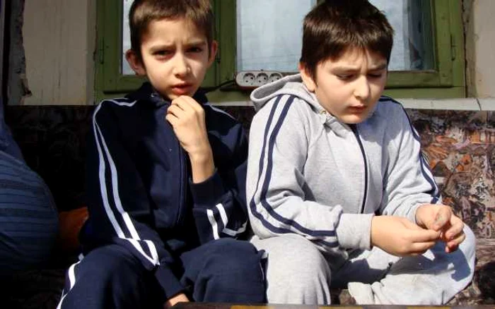 Adrian şi Cătălin Alradi, elevii puşi în ghenunchi lângă tonomat