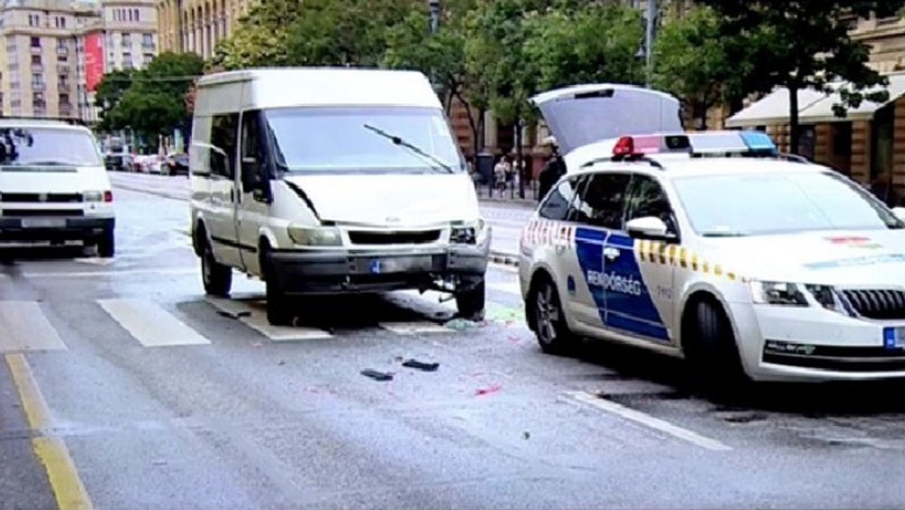 Microbuz înmatriculat în România, plin cu imigranți ilegali, implicat într-un accident la Budapesta. Șoferul a fugit