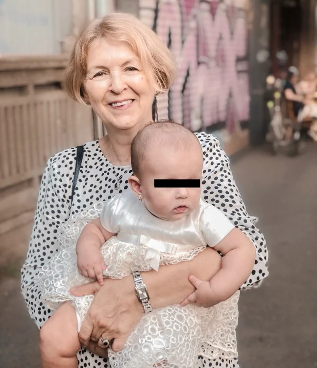Mama Andreei Bălan alături de nepoata cea mică, Clara