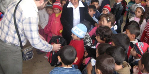 Bacău: Ghiozdane noi pentru premianţii de la sate