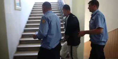 Tânărul a fost dus în arest.