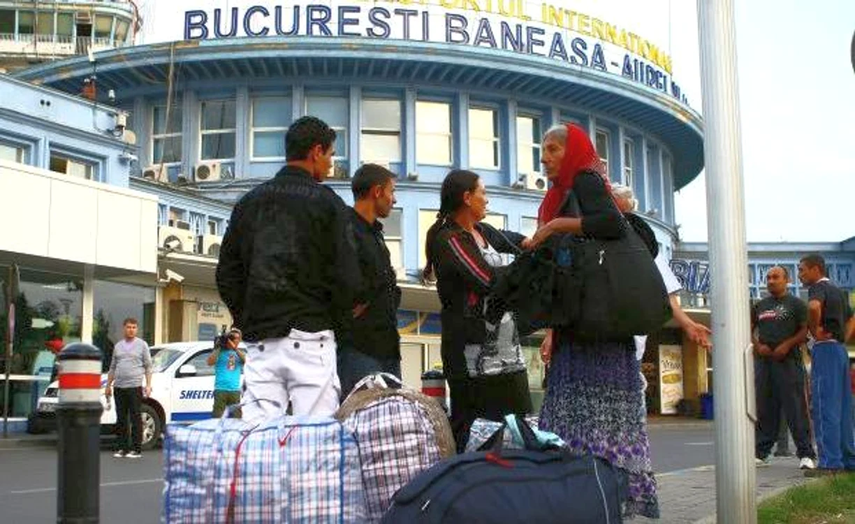 Rromi, deportaţi din Franţa, la sosirea pe aeroportul Aurel Vlaicu (Foto: Arhivă)