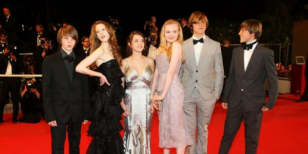 Ana-Maria Drăguş (blonda din dreapta) pe covorul roşu, la Cannes . 
