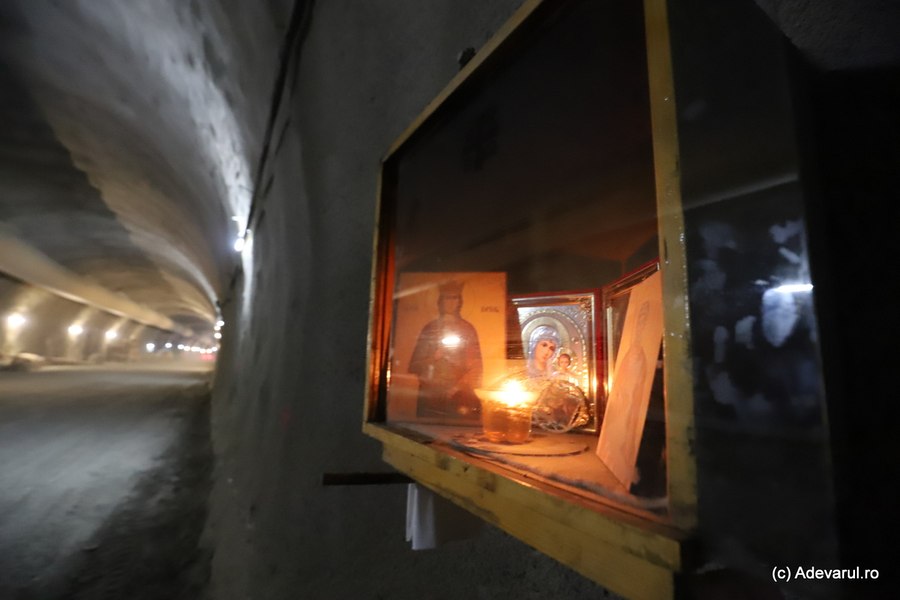 Doi ani de muncă sub pământ la marele tunel de pe Autostrada A1. Lumina care le-a ghidat pașii sutelor de muncitori