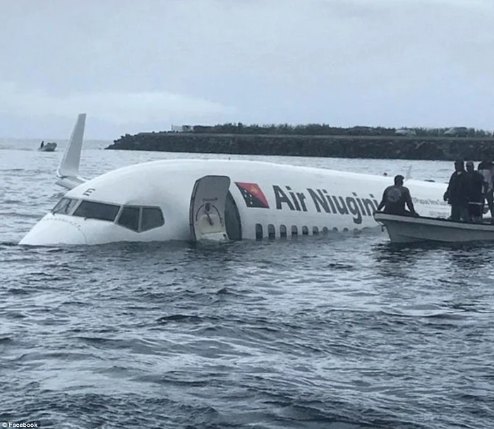 Pilotul a ratat aterizarea, dar a amerizat în siguranţă Foto: Facebook