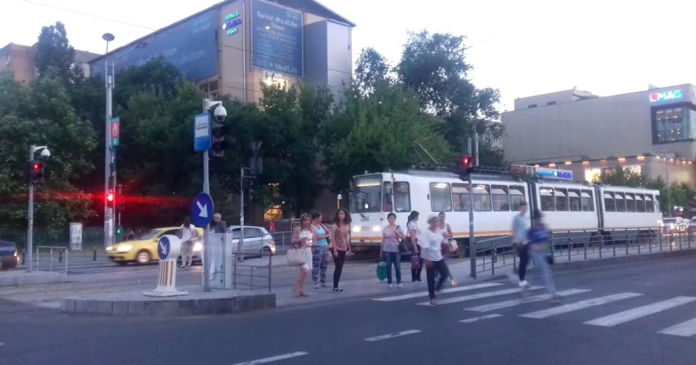 Deşi circulaţia tramvaielor a fost reluată, bulevardul arată ca după război