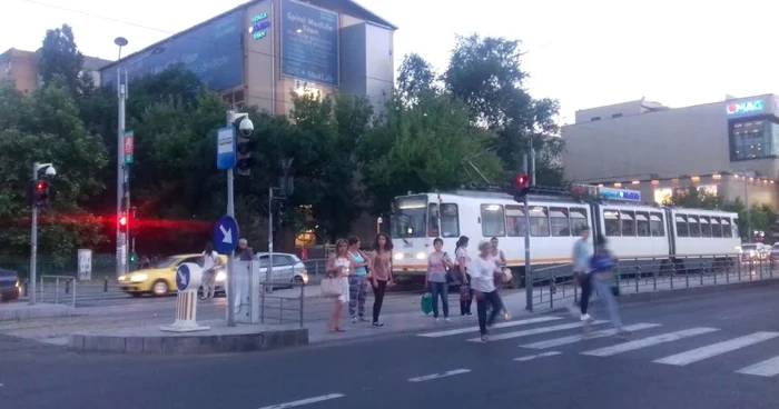 Deşi circulaţia tramvaielor a fost reluată, bulevardul arată ca după război