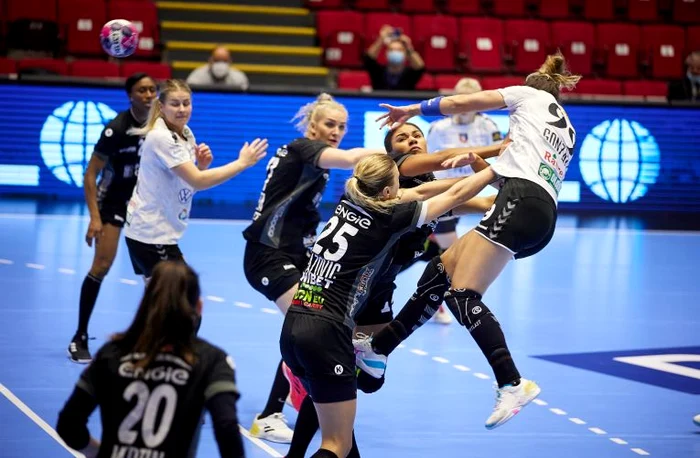 
    CSM Râmnicu Vâlcea a câștigat la București, dar ”tigroaicele” s-au calificat în sferturiFOTO: Sportpictures.eu  