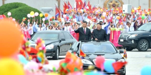 Xi Jinping salutat de o multime entuziasta pe strazile Phenianului FOTO AFP