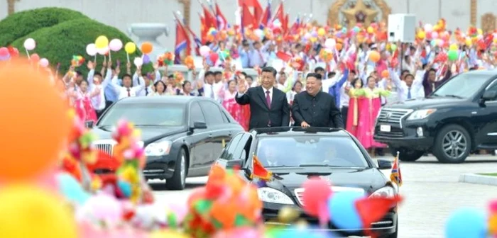 Xi Jinping salutat de o mulţime entuziastă pe străzile Phenianului FOTO AFP