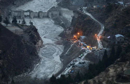  Operaţiuni de căutare şi salvare după viitura din Himalaya care a distrus un baraj şi a măturat muncitorii de pe un şantier FOTO EPA-EFE  