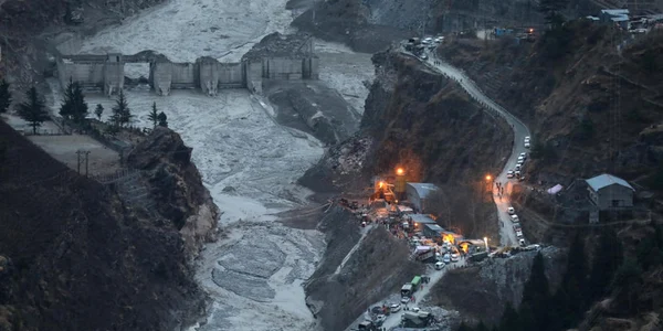  Operaţiuni de căutare şi salvare după viitura din Himalaya care a distrus un baraj şi a măturat muncitorii de pe un şantier FOTO EPA-EFE  