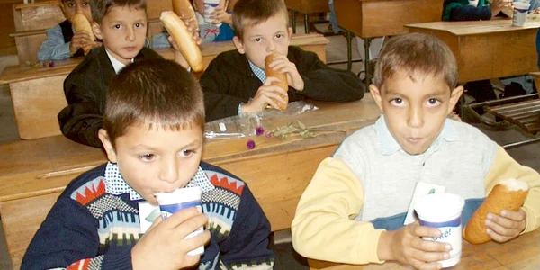 Peste 32.000 de şcolari din sectorul 2 vor primi lapte şi cornuri