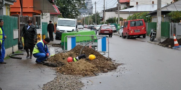 Zgomotul, mizeria și aglomerația „tronează“ de aproape o lună pe strada Veronica Micle (foto: arhiva Adevarul)