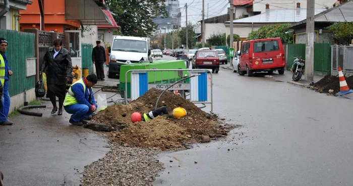 Zgomotul, mizeria și aglomerația „tronează“ de aproape o lună pe strada Veronica Micle (foto: arhiva Adevarul)