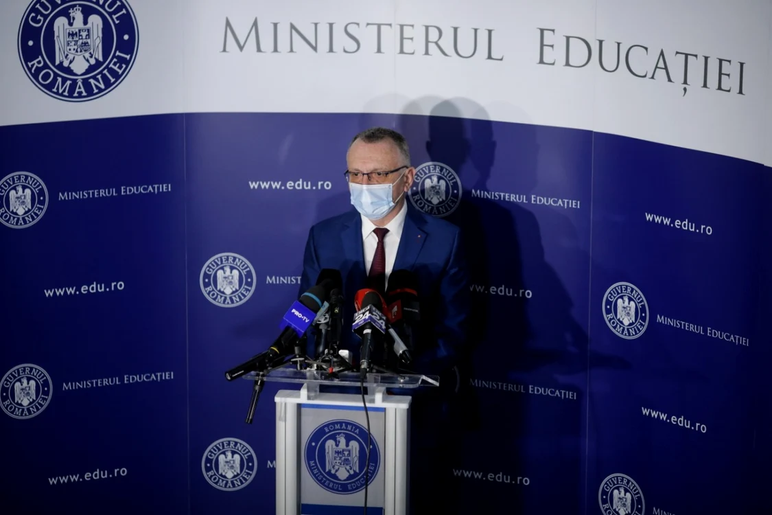 Sorin Cîmpeanu descentralizează decizia cursurilor din 23 decembrie