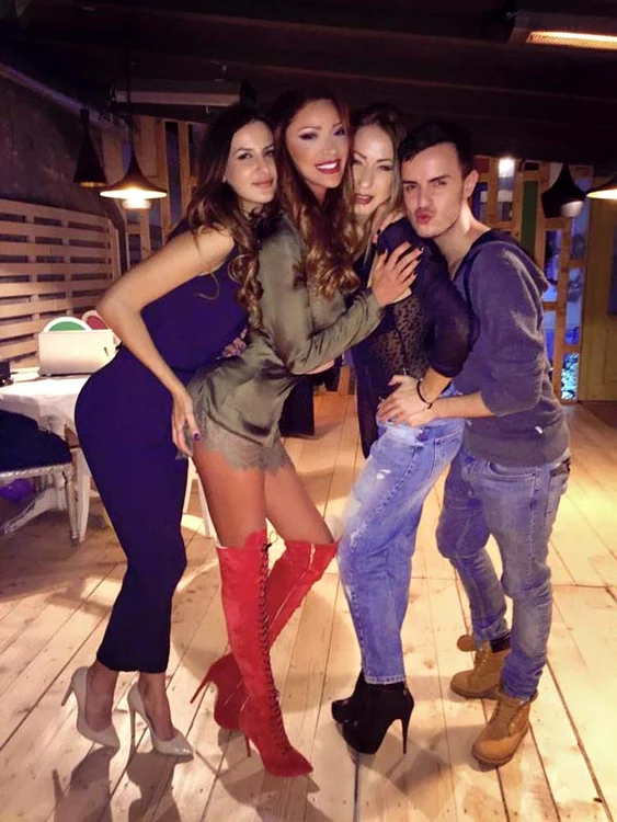 Bianca Drăgușanu și Lavinia (prima din stânga) au avut parte de o noapte incendiarăFOTO: Arhiva personală
