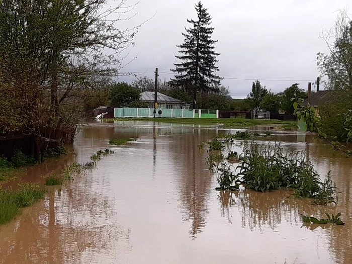 Străzile din localitățile Negri și Mâgla, din Bacău, sunt și ele sub ape