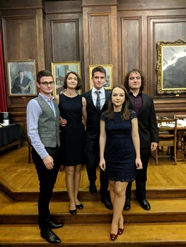Românul cu minte strălucită care predă la doar 28 de ani la Oxford: „Informatica și Filosofia nu sunt materii disjuncte” 1 Theodor Nenu cu Comitetul Societatii de Romani de la Oxford in 2016 foto arhiva personala JPG
