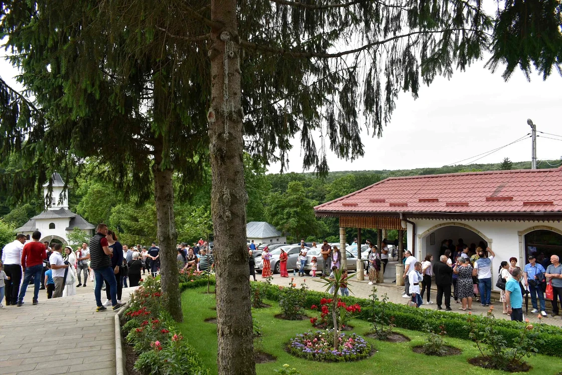 Pelerinaj la Mănăstirea Buciumeni FOTO C. Crângan