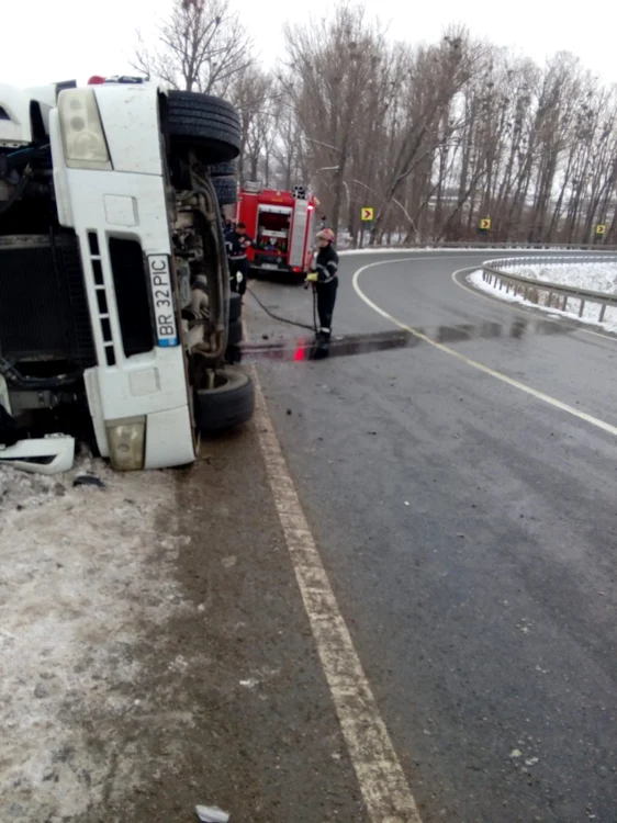 Accidentul a fost provocat de neatenţia unui şofer FOTO Adevărul