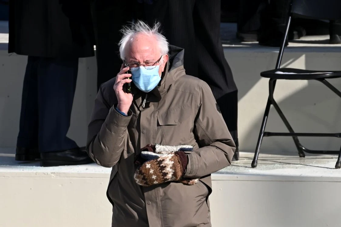 Mănușile tricotate pe care le poartă senatorul Bernie Sanders sunt un cadou din partea unei profesoare din Vermont