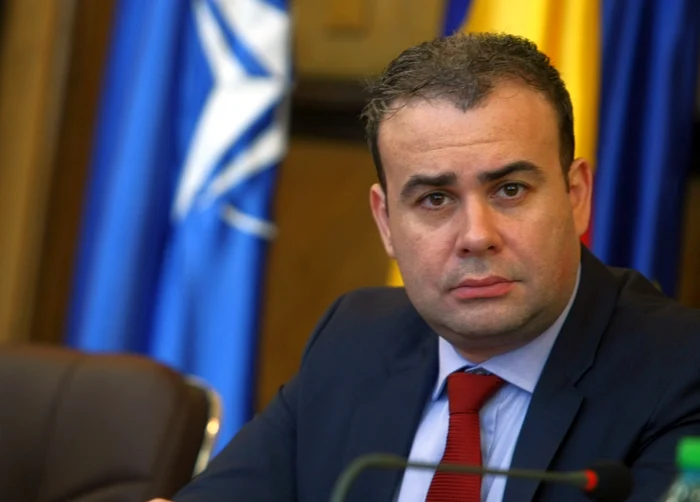 
    Darius Vâlcov şi-a dat demisia din funcţia de ministru al Finanţelor după izbucnirea scandalului de corupţieFoto: Marian Iliescu / Adevărul  