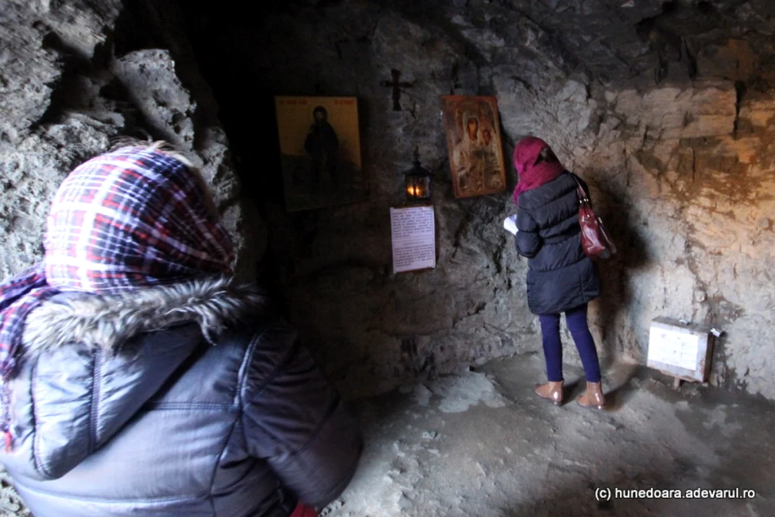 Grota călugărului Ioan a devenit loc de rugăciune pentru pelerini.FOTO: Daniel Guţă. ADEVĂRUL.