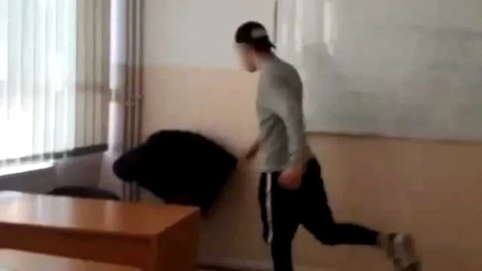 Bătaia dintre elevi a fost filmate de colegi FOTO YouTube