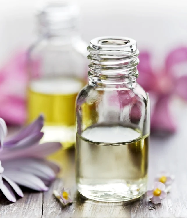 
    Cea mai naturală şi sănătoasă metodă de a parfuma aerul din cameră o reprezintă uleiurile esenţiale  