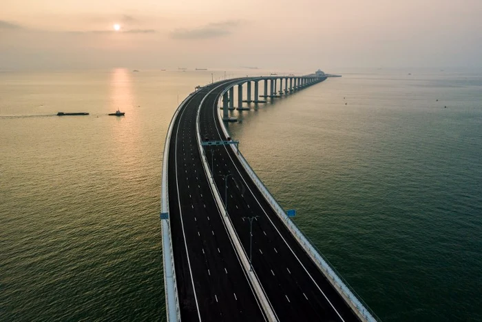 Podul care leagă Honk Kong de paradisul jocurilor de noroc Macau are o lungime de 55 kmfoto: AFP