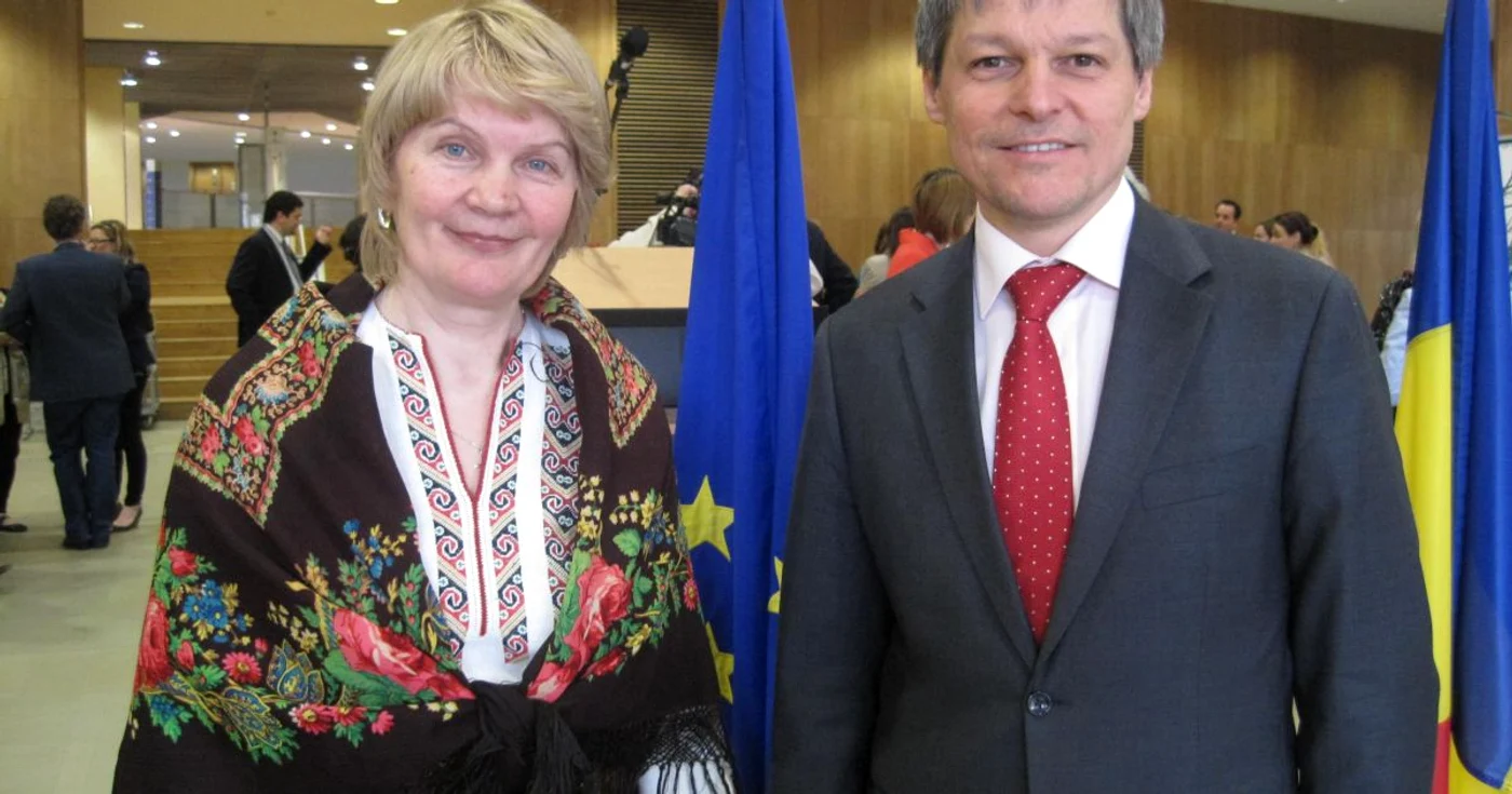 Artistia Lucia Condrea alături de comisarul european Dacian Cioloş