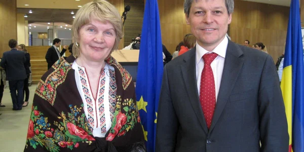 Artistia Lucia Condrea alături de comisarul european Dacian Cioloş