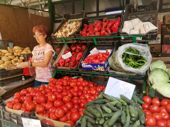 Legumele și fructele de sezon sunt din România, dau comercianții asigurări FOTO: Alina Mitran