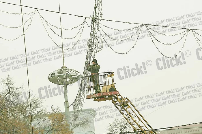 Ieri au fost în jur de 20 de grade Celsius  în Capitală, iar Parcul Herăstrău a fost plin. Tinerii au ieşit îmbrăcaţi sumar (Fotografii: Roberto Sălceanu)