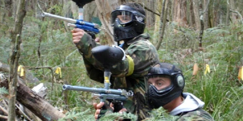 Botoşănenii primesc echipamente speciale în timpul partidelor de paintball