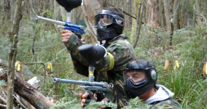 Botoşănenii primesc echipamente speciale în timpul partidelor de paintball