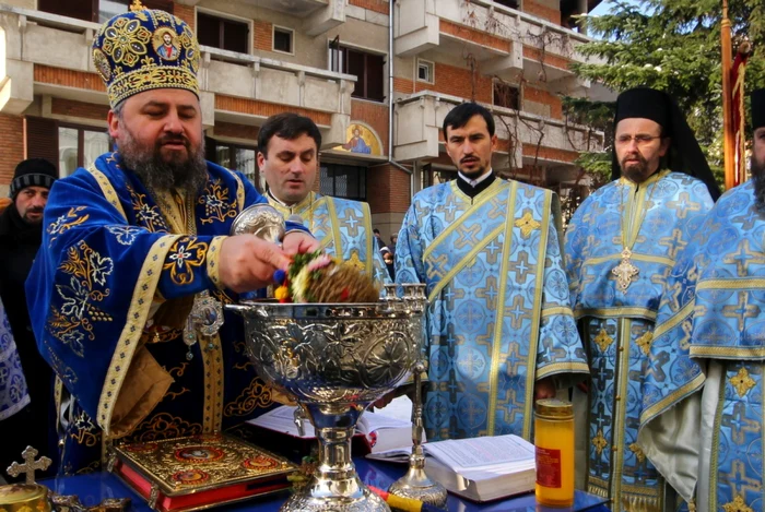 Episcopul Gurie va oficia slujba de binecuvântare în spital. FOTO: Daniel Guţă. ADEVĂRUL.