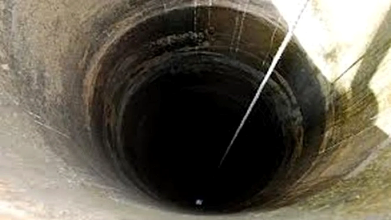 
    Copila a fost salvată de pompieri  