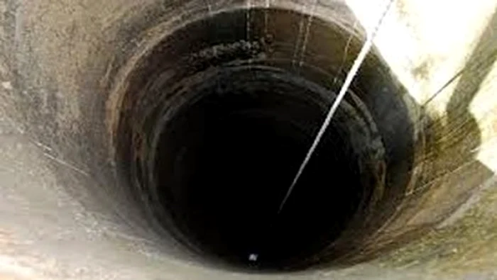 
    Copila a fost salvată de pompieri  