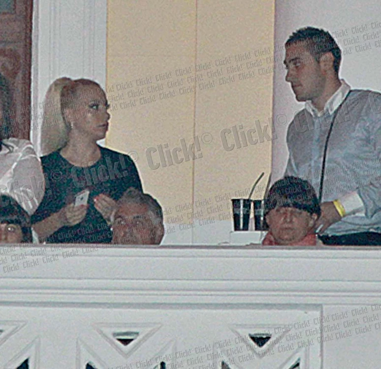 
    Pamela a stat la balconul  de la Arenele Romane, dar  n-a fost deloc atentă la concert  