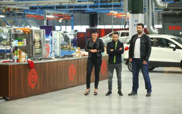 Chef Patrizia, Chef FOA şi Chef Adrian Hădean au mers alături de concurenţi în uzinele Ford din Craiova FOTO Pro TV