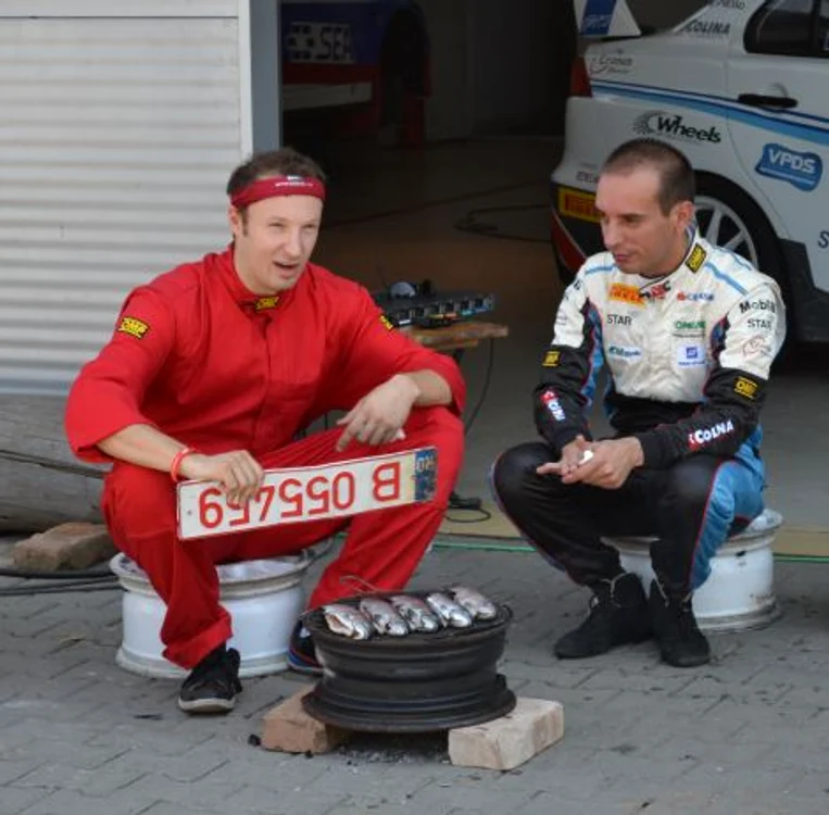Doi foşti concurenţi MastefChef au gătit într-un garaj