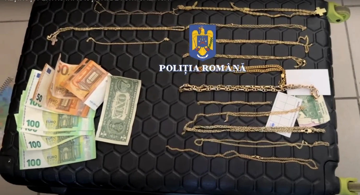 Suspecții încercau să plece cu 18 lănțișoare și alte bunuri furate FOTO: Captură video