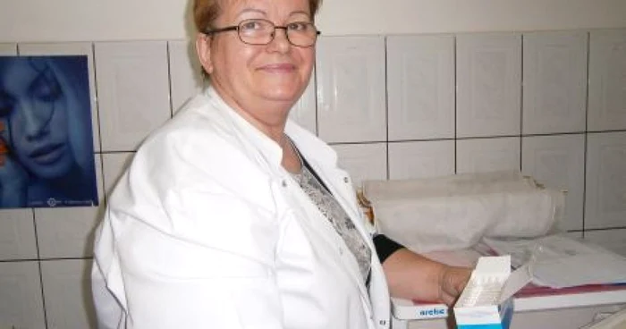 Carmen Tronea arată dozele de vaccin primite anul acesta