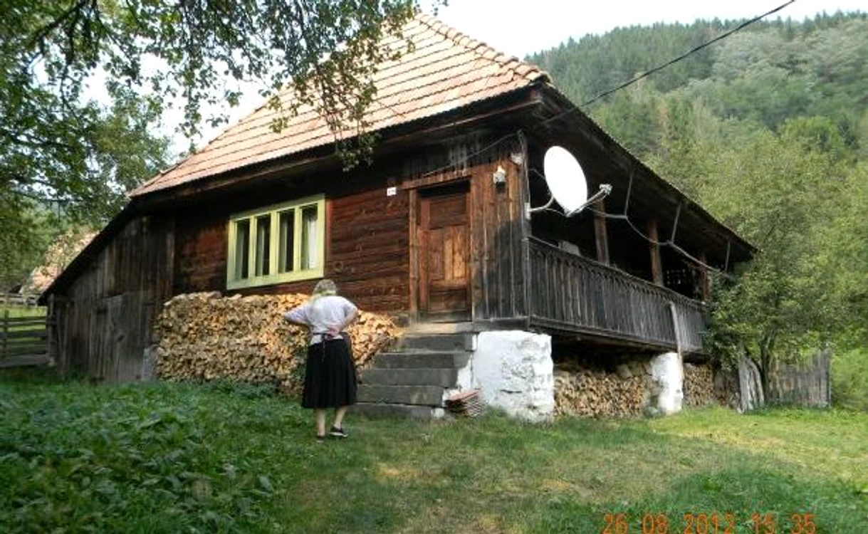 Oara Părăştia (93 de ani) vrea ca piciorul să fie îngropat în acelaşi timp cu ea. (Foto: adevarul.ro)