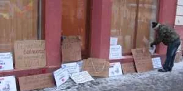 Protestatarii din Sibiu și-au lăsat pancartele în fața sediului PDL
