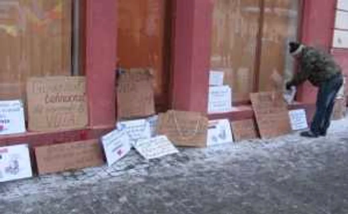 Protestatarii din Sibiu și-au lăsat pancartele în fața sediului PDL